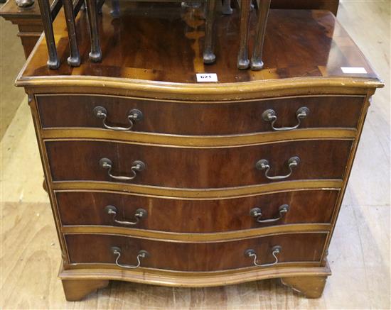 1920s serpentine chest of drawers(-)